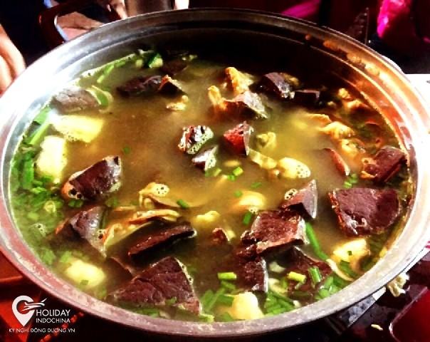 Ăn Thắng Cố đến chợ Đồng Văn mới đúng chất Hà Giang