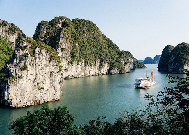 Vịnh Bái Tử Long với cao nguyên đá vôi chìm, làn nước trong xanh tuyệt đẹp và vô số các hòn đảo nhỏ.