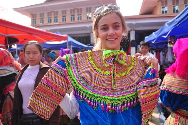 Sắc màu chợ thổ cẩm vùng núi Bắc Hà - 1