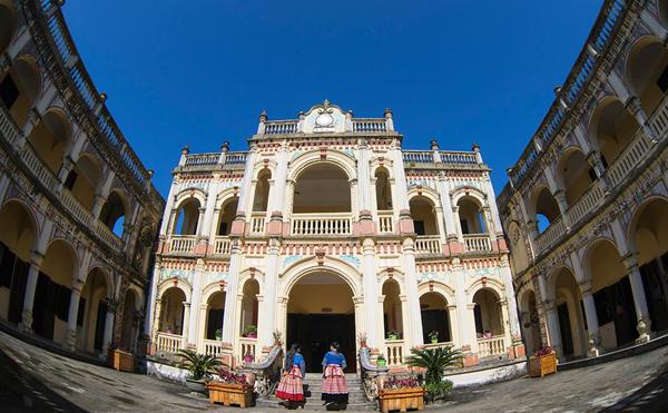 Kiến trúc dinh thự cổ của thổ ty Hoàng A Tưởng.             Ảnh: Phạm Ngọc Bằng