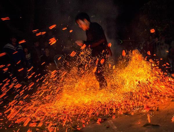 Vũ điệu nhảy lửa huyền bí của người dân tộc Dao Bắc Hà.             Ảnh: Hoàng Hải