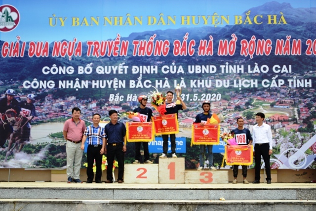 Lần đầu tiên có nữ “kỵ sĩ” tham gia đua ngựa thồ trên cao nguyên trắng Bắc Hà ảnh 5