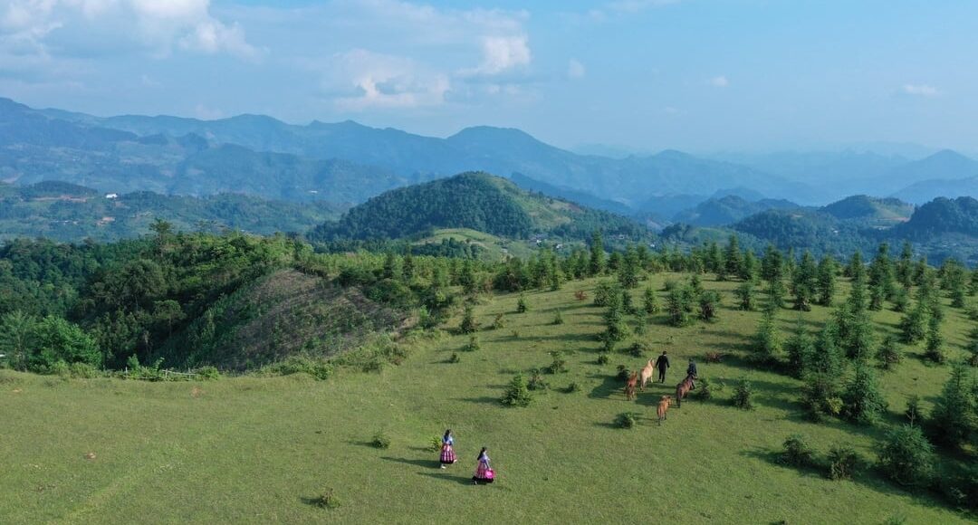 Khu đồi cỏ may thường được bà con chọn làm điểm dừng chân, nghỉ ngơi sau mỗi buổi chiều đi làm nương về. Tuy nhiên, nay đồi cỏ may đã được nhiều du khách biết và tìm đến. Xung quanh đồi cỏ may chỉ có 13 hộ dân sinh sống. 