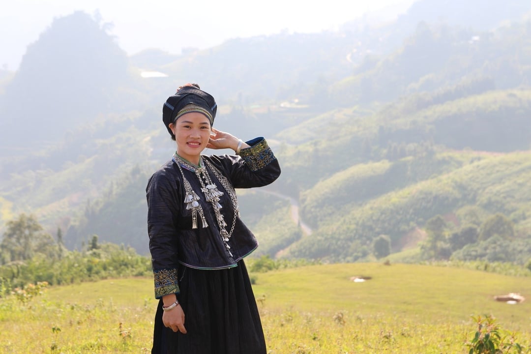 Cô gái dân tộc Nùng với trang phục truyền thống, bẽn lẽn trước ống kính máy ảnh. Việc phát triển du lịch tại xã Cốc Ly cần gắn với phát triển nông nghiệp, nông thôn mới và gìn giữ bản sắc dân tộc của người dân địa phương. 