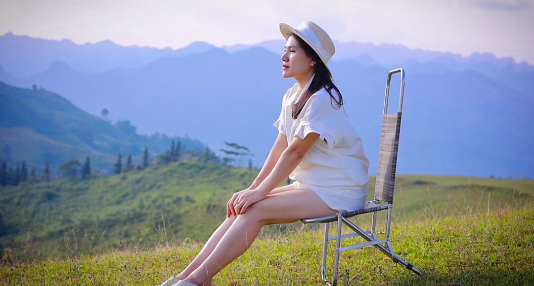 Đồi cỏ may hiện đang là điểm cắm trại hấp dẫn du khách trẻ đến với xã Cốc Ly (huyện Bắc Hà, Lào Cai). Khu đồi giống như một thảo nguyên xanh mướt với những hàng thông sa mu mà không nơi nào có được.