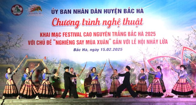 Xem hội nhảy lửa, du xuân trên cao nguyên Bắc Hà ảnh 1