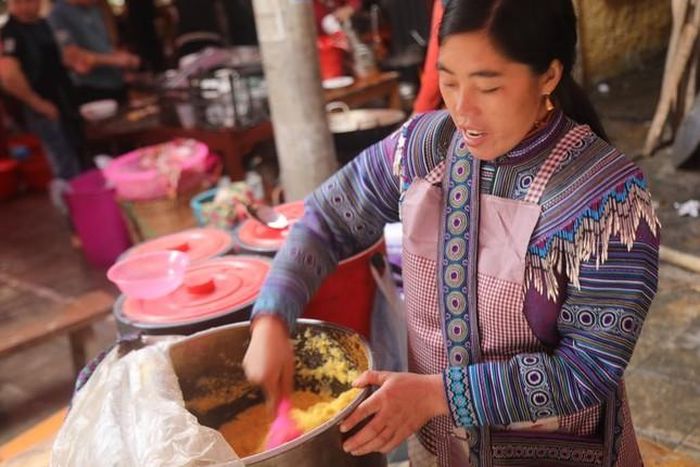  Tại chợ Bắc Hà, du khách sẽ được thưởng thức những món ăn do đồng bào dân tộc địa phương chế biến. Ảnh: Sỹ Lực 