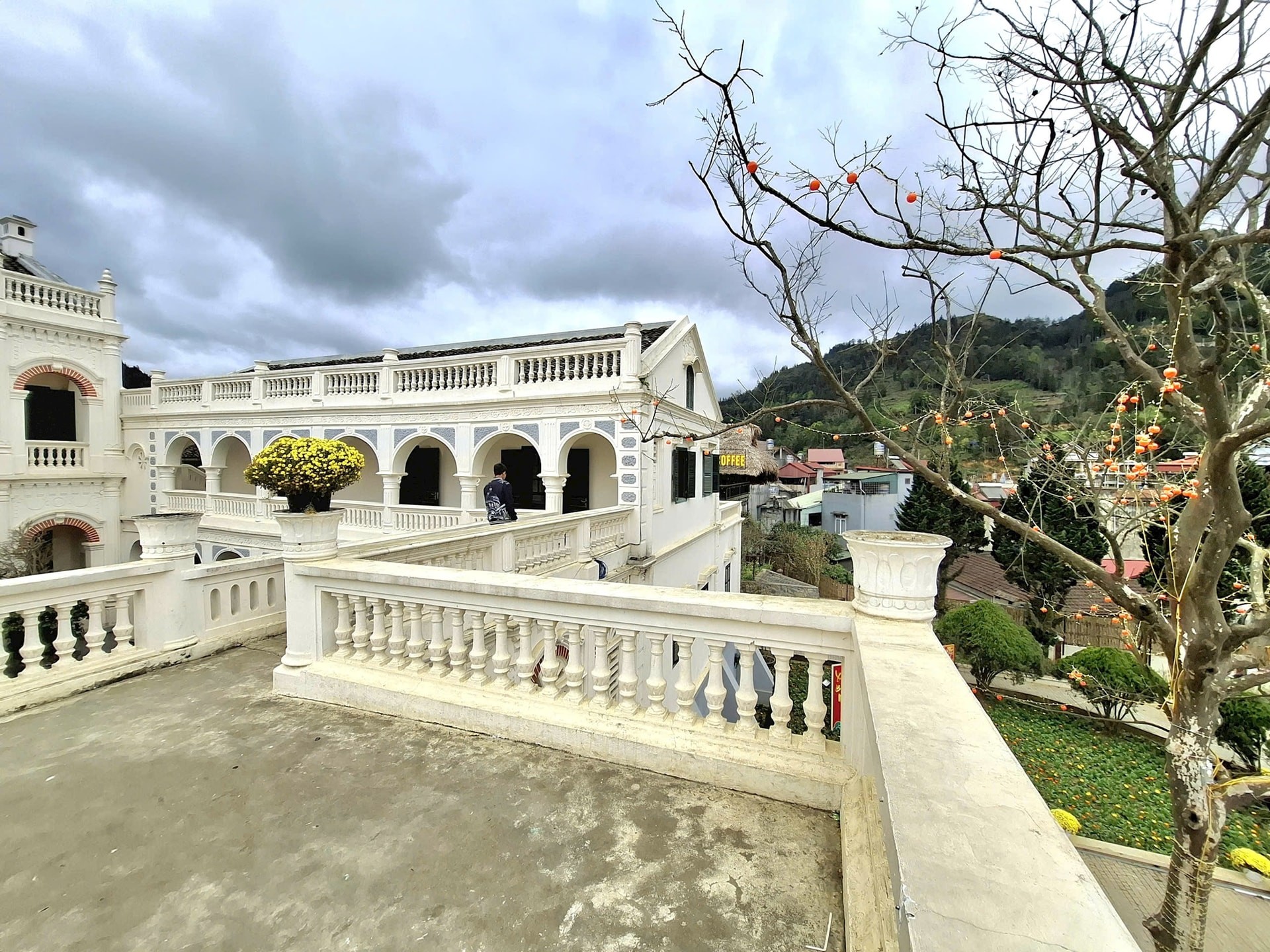 Dinh Hoàng A Tưởng (tên gọi khác là nhà của Vua mèo) được xây dựng theo phong cách Á – Âu kết hợp với kiến trúc độc đáo hoàn thành năm 1921, là nơi thu hút du khách tham quan khi tới Bắc Hà.