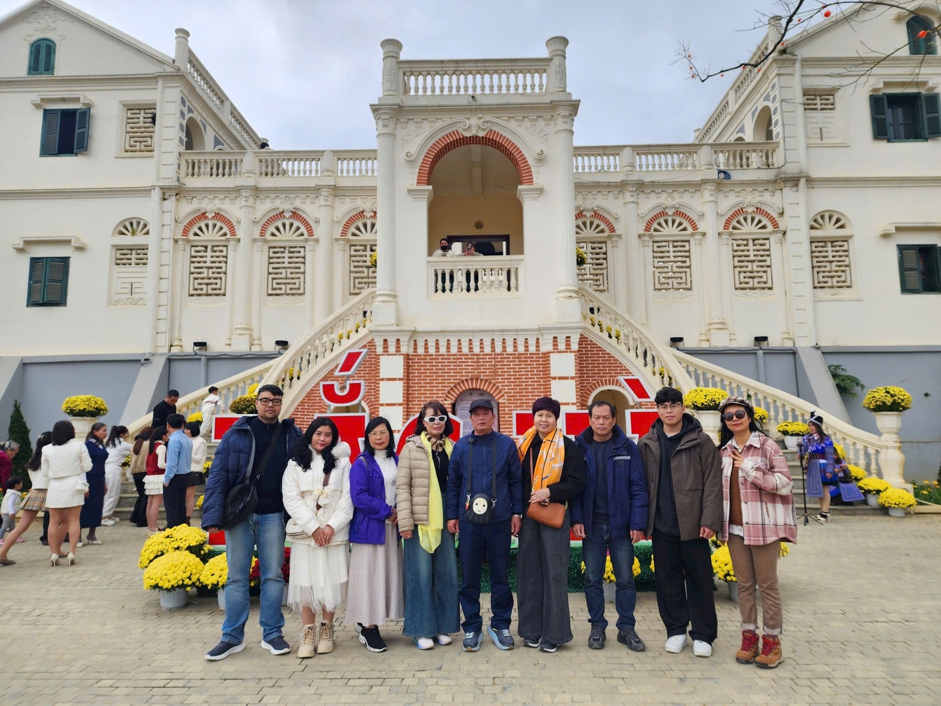 Du khách tham quan, chụp ảnh tại dinh Hoàng A Tưởng.