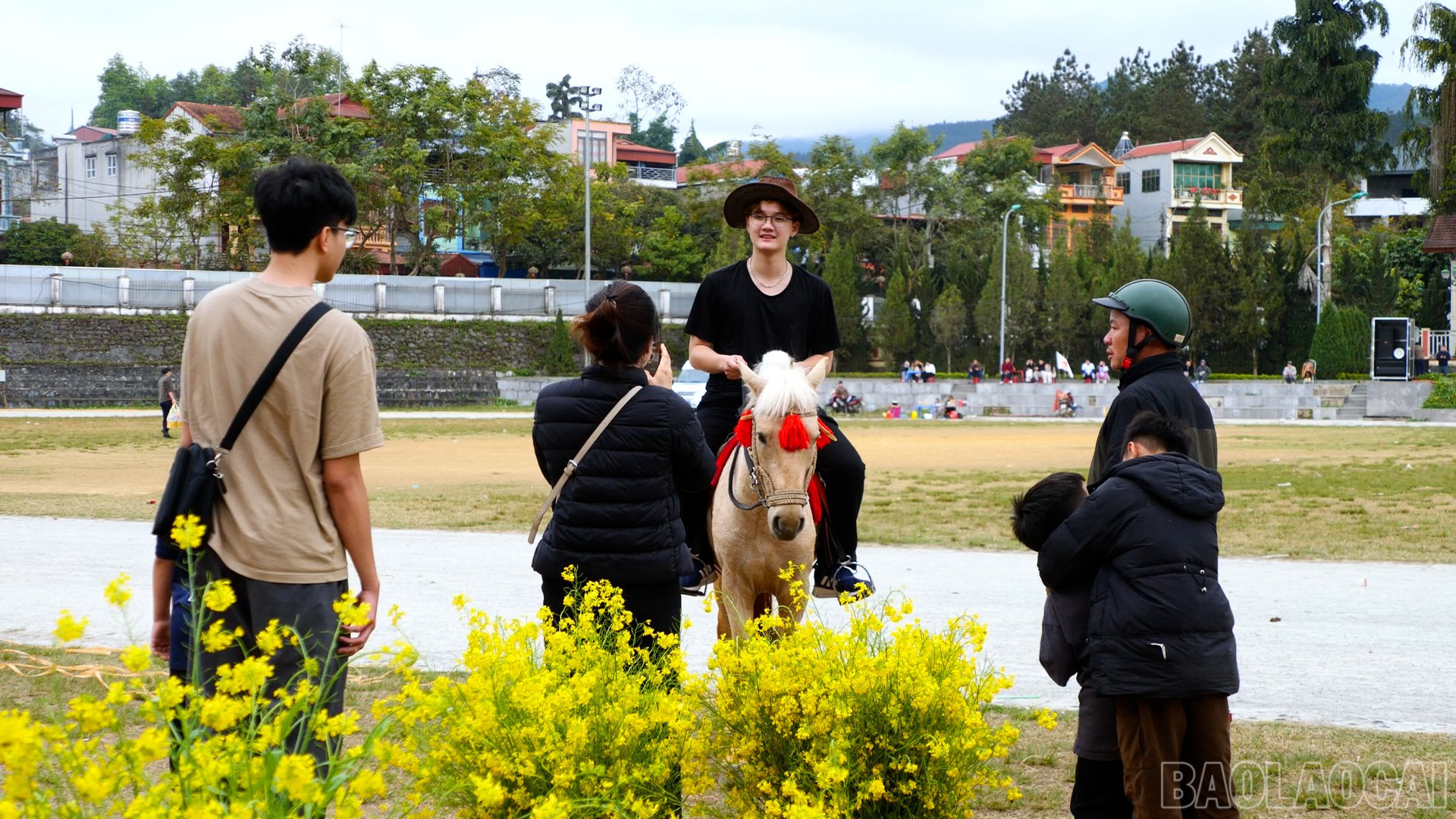 Du khách chụp ảnh, check-in tại giải đua ngựa đầu xuân Bính Ngọ 2026 tại Bắc Hà. baolaocai-br_027-156001-07-16-10still134.jpg