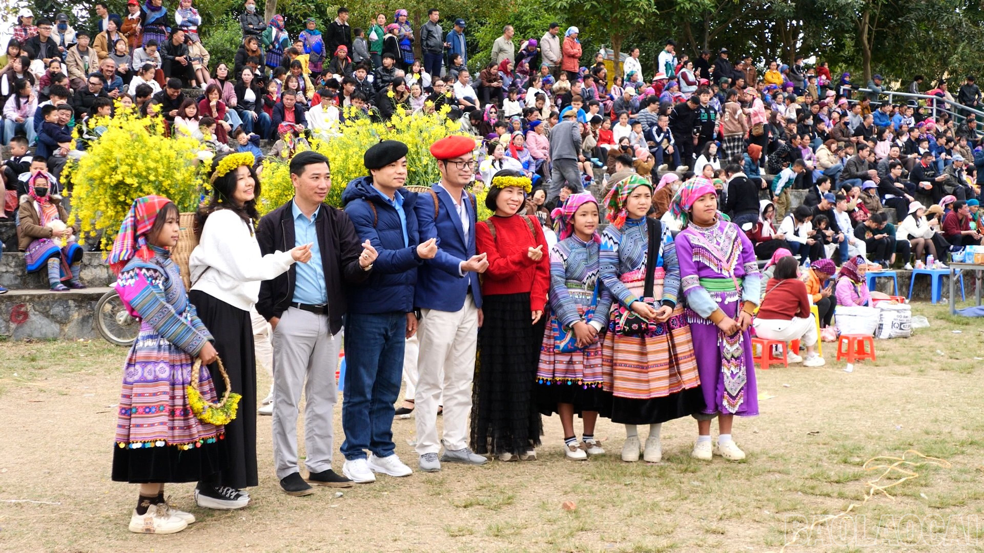 Anh Đỗ Quang Anh (thứ 3 từ trái sang) cùng gia đình đến xem đua ngựa. baolaocai-br_027-156001-07-36-19still136.jpg