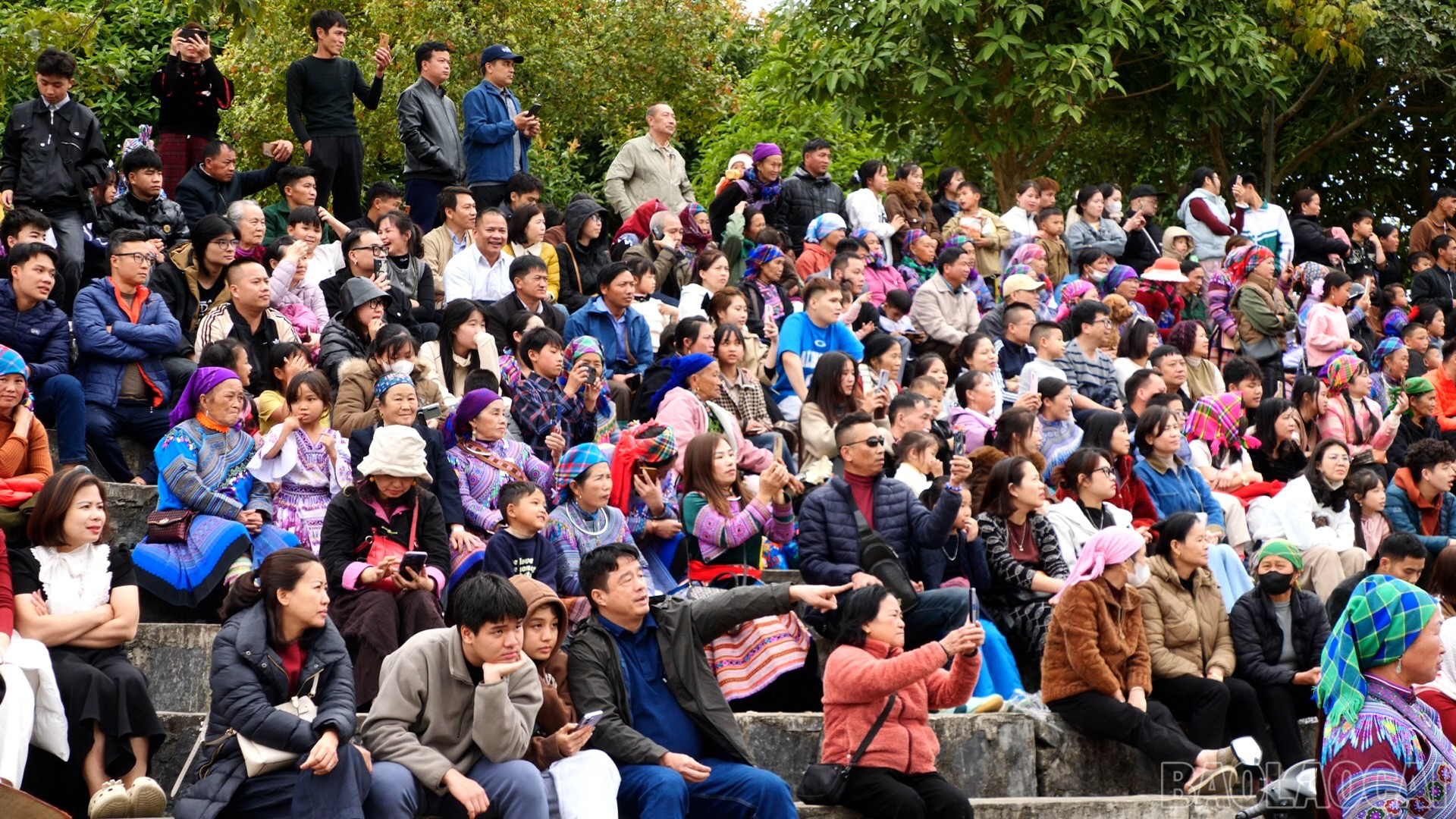 Giải đua ngựa đầu xuân thu hút đông đảo Nhân dân và du khách theo dõi, cổ vũ. baolaocai-br_027-156001-08-20-07still138.jpg