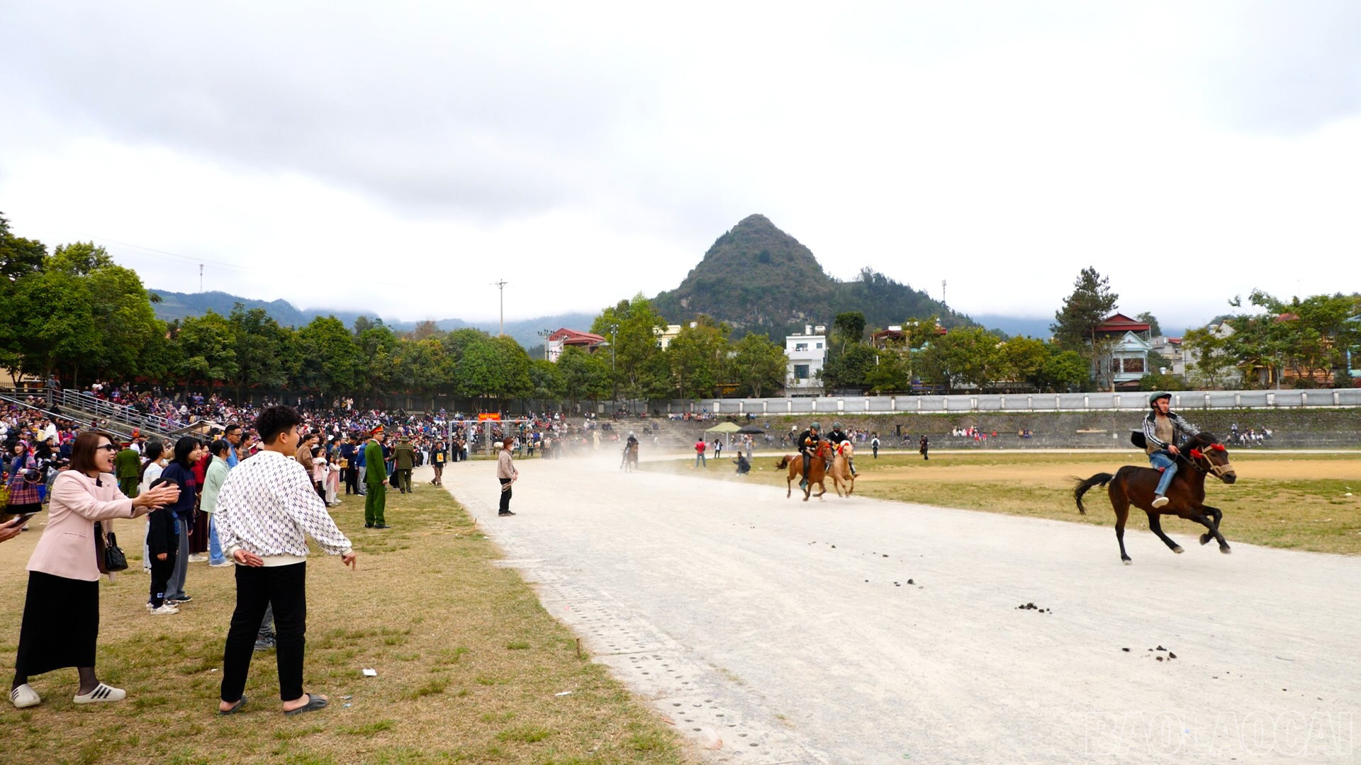 Khán giả cổ vũ sôi động tại giải đua ngựa đầu xuân ở Bắc Hà. baolaocai-br_027-156001-11-03-13still146.jpg