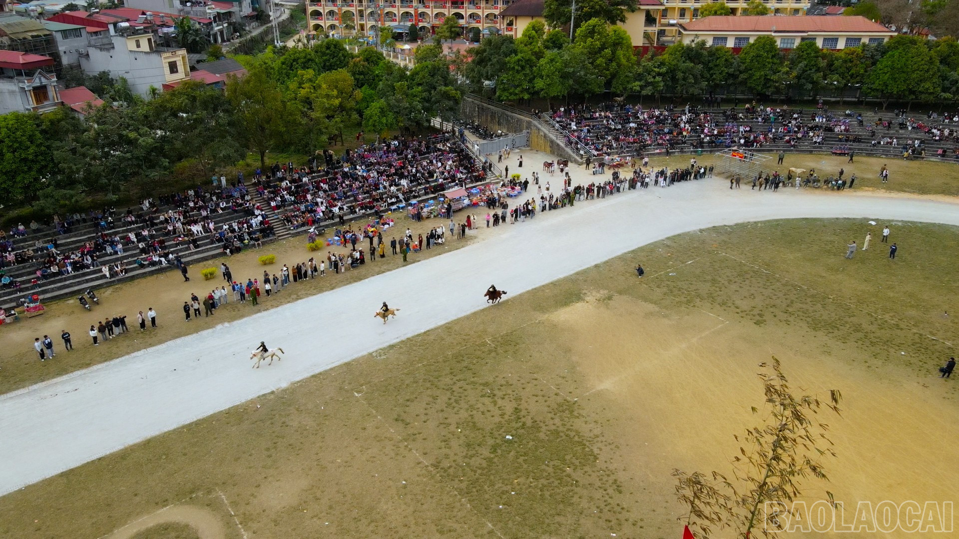 Các nài ngựa tranh tài quyết liệt trên cự ly 1.900 m trong ngày khai hội năm Bính Ngọ. baolaocai-br_027-156001-11-33-15still148.jpg